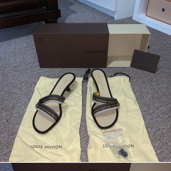 LOUIS VUITTON  SANDALS - Picture 5 of 7
